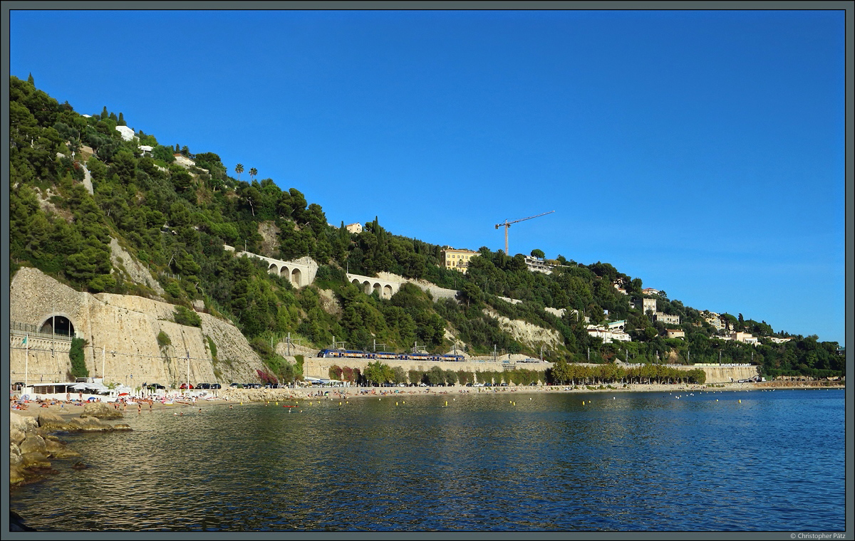 Bei Villefranche-sur-Mer verläuft die Bahnstrecke Nizza - Monaco - Genua auf einer langen Galerie mit schönem Blick auf die Côte d'Azur. Ein Regio 2N überquert diese am 27.09.2018 als TER86059 in die italienische Grenzstadt Ventimiglia.