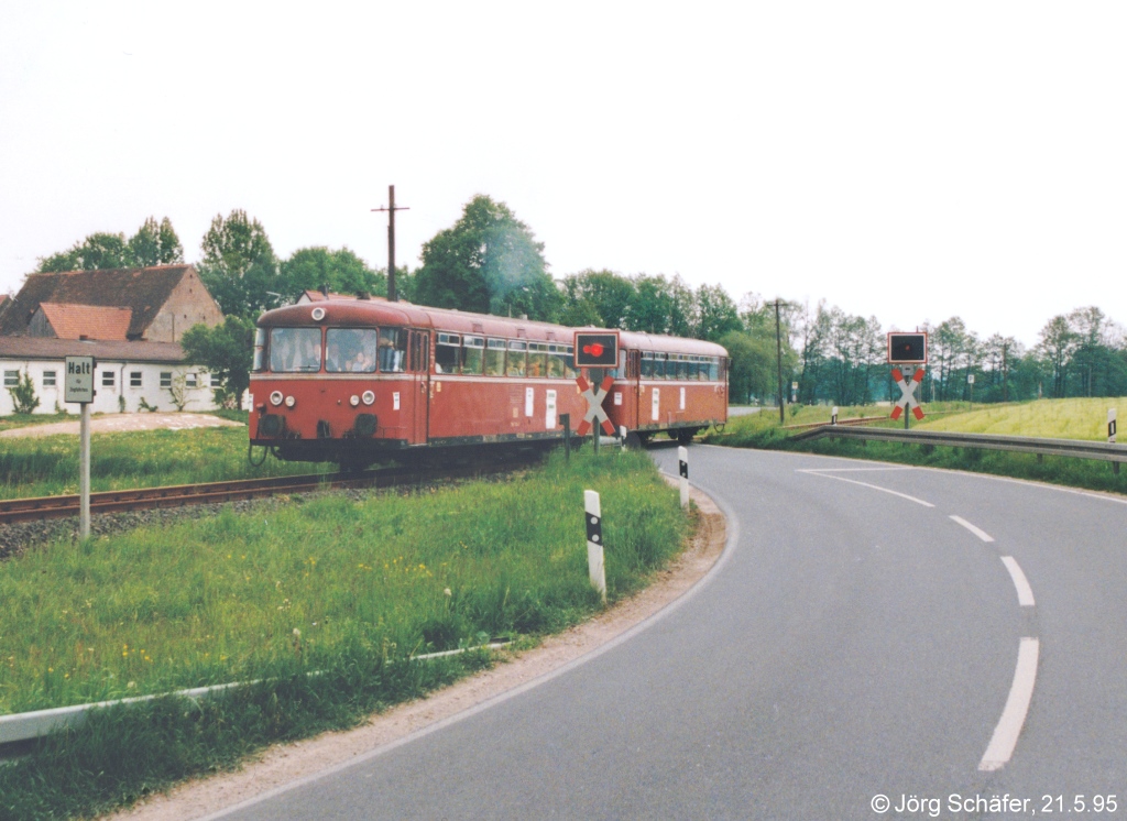 Bei Vollmannsdorf in Strecken-km 19,8 lag die einzige Kreuzung zwischen der Bundesstraße und der Bahnlinie. Das Gleis blieb von hier bis Ebrach nördlich der B 22. (Blick nach Osten auf 796 724 am 21.5.95)