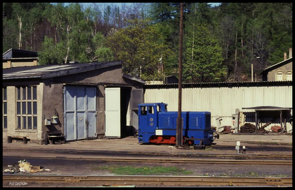 Bei der Vorbeifahrt am 3.5.1990 mit dem Personenzug nach Kurort Kipsdorf sah ich in Schmiedeberg bei Dippoldiswalde diese Kleinlok in einem Werkanschluss Gleis.
