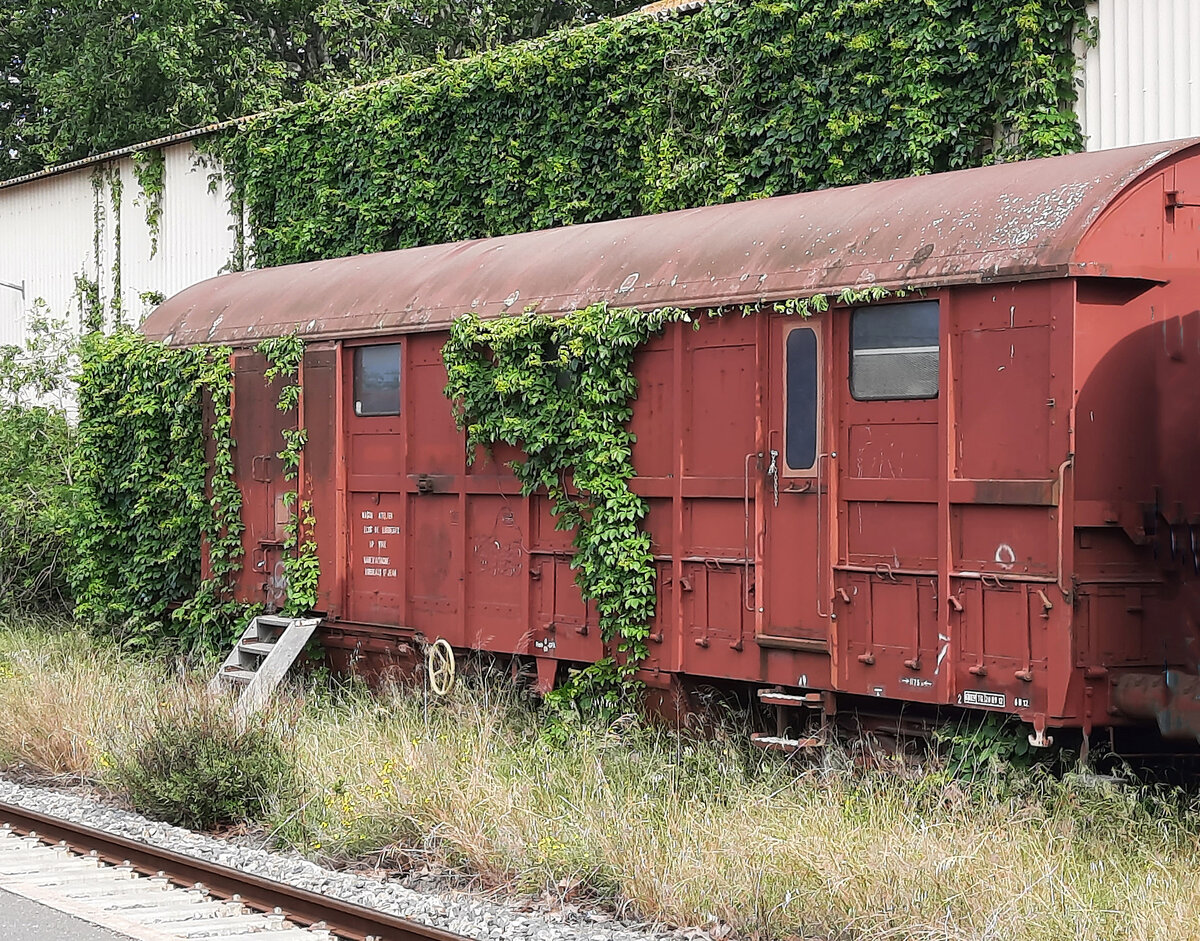Bei der Vorbeifahrt im Bahnhof Agde entdeckt: ein 'grüner' Güterwagen. Agde, 23.5.2023