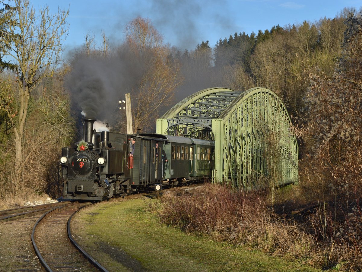 Bei Waldneukirchen ist am 31.12.2017 die 298.102 über die Steyr gefahren.