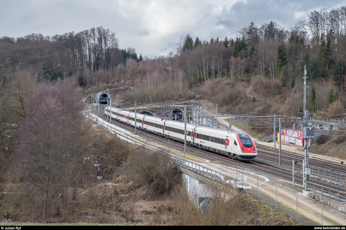 Bei Wanzwil zweigt die Ausbaustrecke nach Solothurn von der NBS Olten - Bern ab. Die eingleisige Strecke verläuft zu einem grossen Teil auf dem Trasse der 1992 stillgelegten Bahnstrecke Herzogenbuchsee - Solothurn. Die Einmündung in die NBS erfolgt kreuzungsfrei, wobei der Tunnel Wolfacher Süd der ABS (Richtungsgleis nach Solothurn) den doppelspurigen Önzbergtunnel der NBS direkt nach der Mündung mit nur 2.5 Metern Höhenunterschied überquert. Die ABS wird heute fast ausschliesslich von ICN der Linie IC 5 Zürich - Genève Aéroport im Stundentakt befahren.<br>
Am 9. Februar 2019 hat RABDe 500 033  Gallus Jakob Baumgartner  die NBS gerade verlassen und fährt auf der ABS weiter Richtung Solothurn.