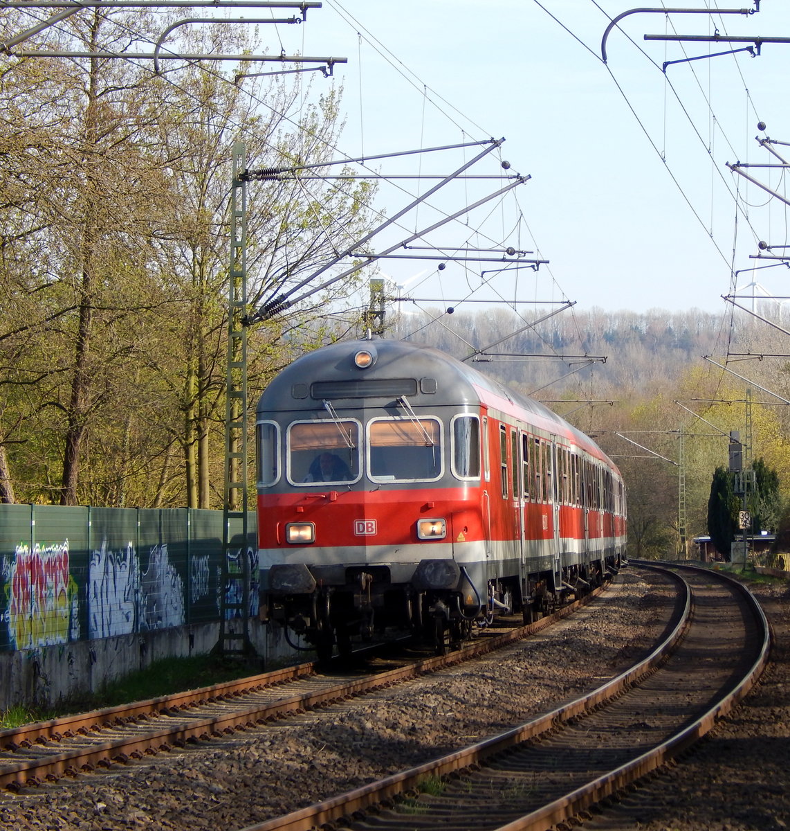 Bei warmen 20°C kam der RE8 Verstärker mit Steuerwagen vorraus in Grevenbroich eingefahren.

Grevenbroich 11.04.2016