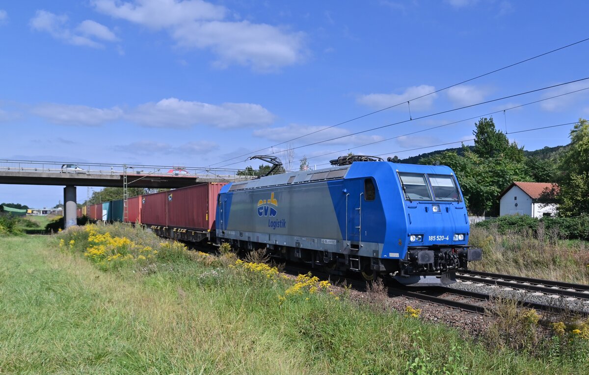 Bei Weinheim kommt die 185 520-4 mit einem KLV gen Süden gefahren. Dienstag den 21.9.2021