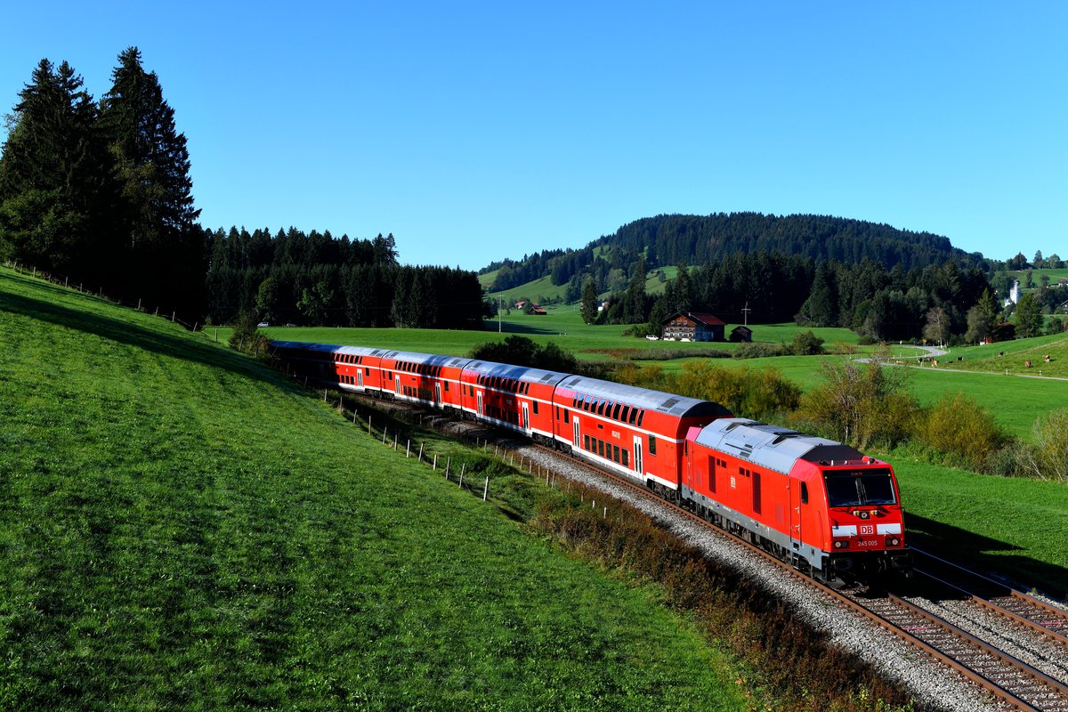 Bei Weißenbachmühle konnte ich am 29. September 2019 die 245 005 mit dem im Sommerhalbjahr verkehrenden Radexpress RE 57392 von München HBF nach Lindau fotografieren. Gerüchteweise soll diese Leistung nächstes Jahr nicht mehr lokbespannt, sondern mit Triebwagen der Baureihe 612 erbracht werden. 