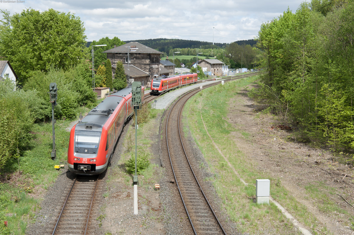 Bei wenigen Leistungen findet in Marktschorgast noch eine Zugtrennung statt, so fährt der vordere 612 158 als RE 3086 von Hof nach Nürnberg Hbf, der hintere Zugteil als RE 3864 nach Bamberg. Beim nächsten Halt des RE 3864 nach Bamberg findet in Neuenmarkt-Wirsberg wieder eine Zugvereinigung statt, dort kommt der Zugteil aus Nürnberg an den Zug, 28.04.2018