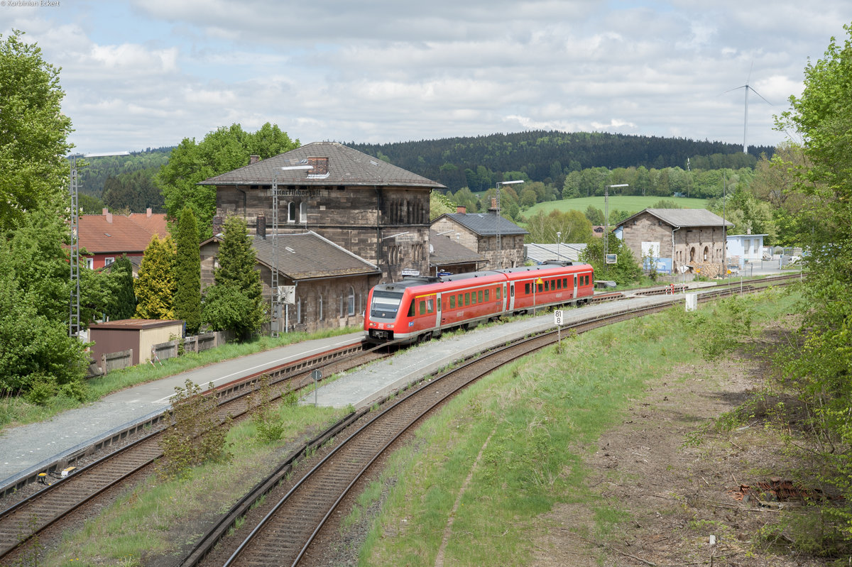 Bei wenigen Leistungen findet in Marktschorgast noch eine Zugtrennung statt, so fährt der vordere Zugeil als RE 3086 von Hof nach Nürnberg Hbf, der hintere Zugteil, der hier noch im Bahnhof steht, als RE 3864 nach Bamberg. Beim nächsten Halt in Neuenmarkt-Wirsberg des RE 3864 nach Bamberg findet wieder eine Zugvereinigung statt, dort kommt der Zugteil aus Nürnberg an den Zug, 28.04.2018
