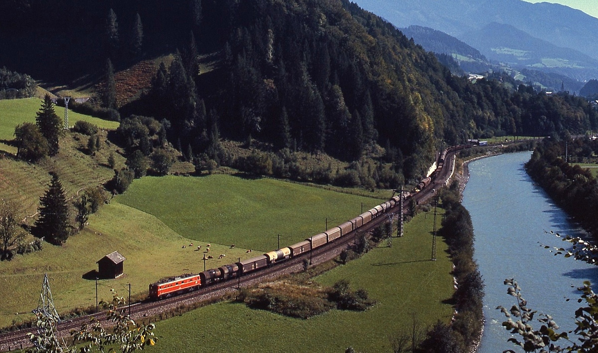 Bei Werfen ist eine 1010 im Sommer 1986 mit einem Güterzug unterwegs nach Salzburg Neubearbeitung eines bereits veröffentlichten Bildes)