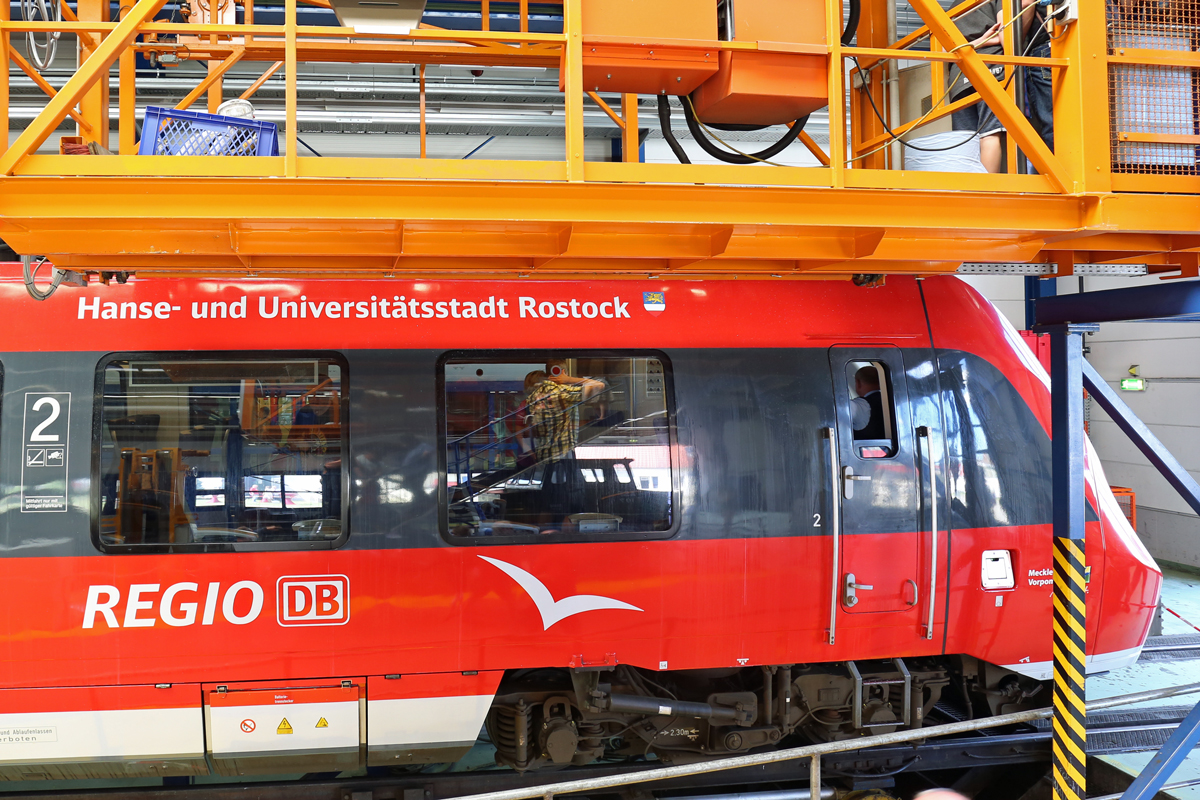 Bei der Werksbesichtigung der DB Werkstatt in Rostock wurde der E-Triebwagen 422 849 zur Feier „800 Jahre Rostock“ auf den Namen „Hanse- und Universitätsstadt Rostock“ getauft. - 01.07.2018
