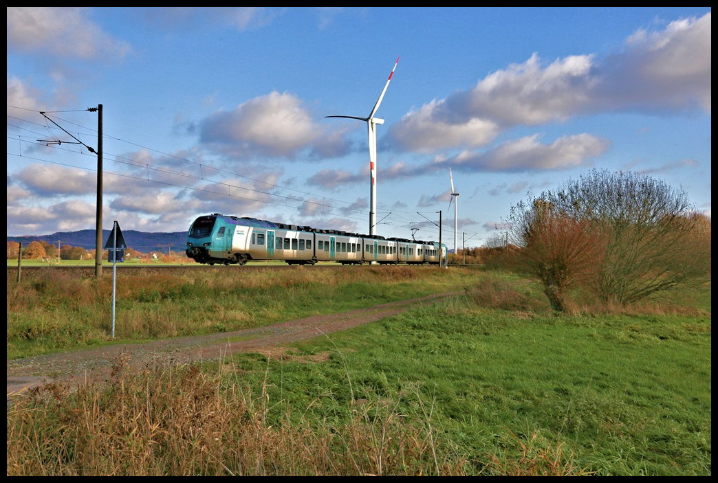 Bei Westerhausen ist hier am 22.11.2021 um 15.14 Uhr die Eurobahn von Bielefeld nach Hengelo in den Niederlanden unterwegs.  
