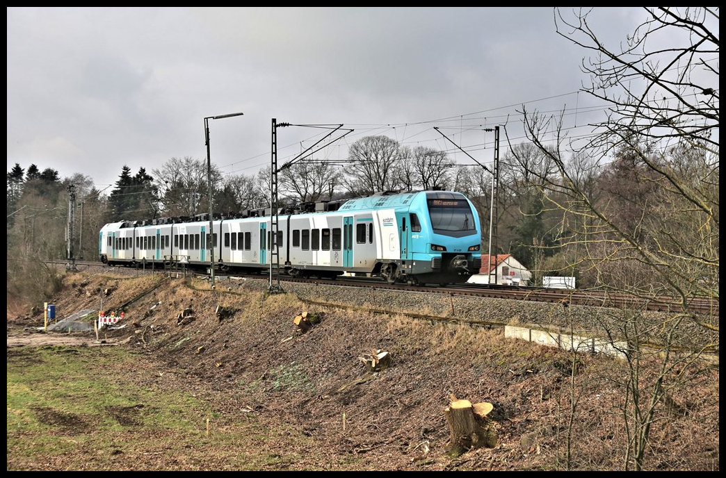 Bei Westerkappeln - Velpe ist hier die Eurobahn mit dem ET 4.02 am 12.2.2023 um 12.45 nach Bielefeld unterwegs.