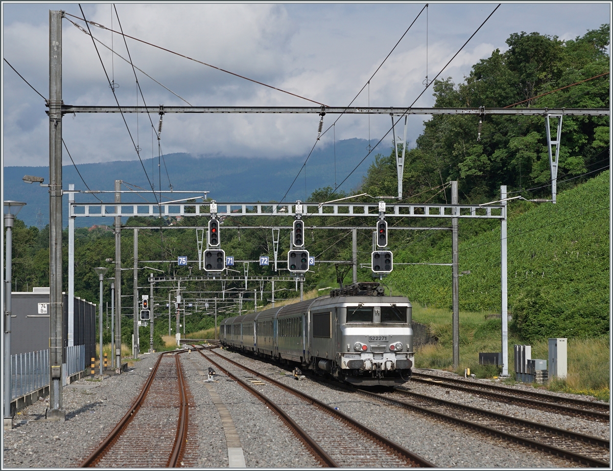 Bei der westlichen Bahnhofsausfahrt von La Plaine, welche mit SBB Signalen  geschmückt  ist, verlässt in Kürze die SNCF BB 22371 mit ihrem TER nach Lyon die Schweiz.

28. Juni 2021