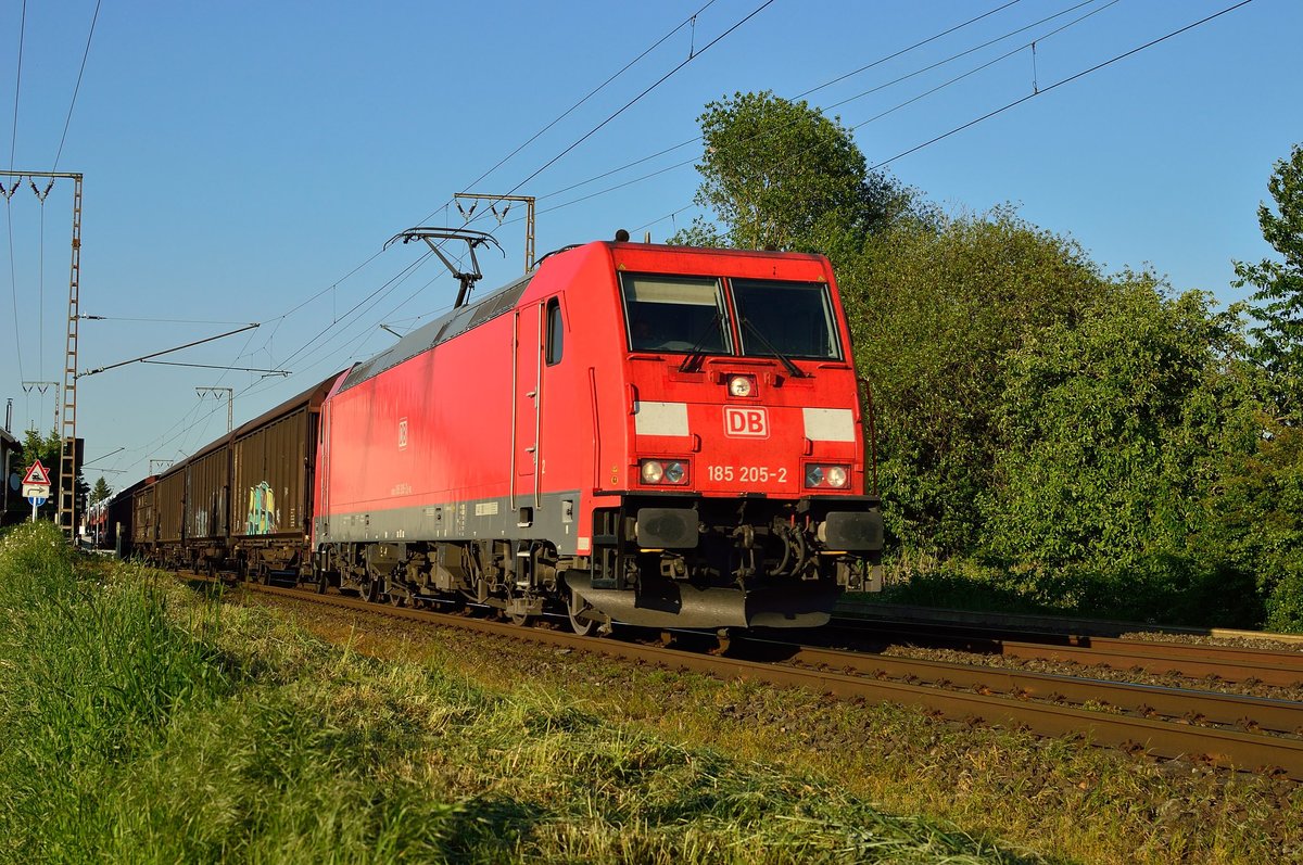 Bei Wickrath kommt die 185 205-2 mit Schiebewandwagen vor meine Linse gefahren.
16,5,2016