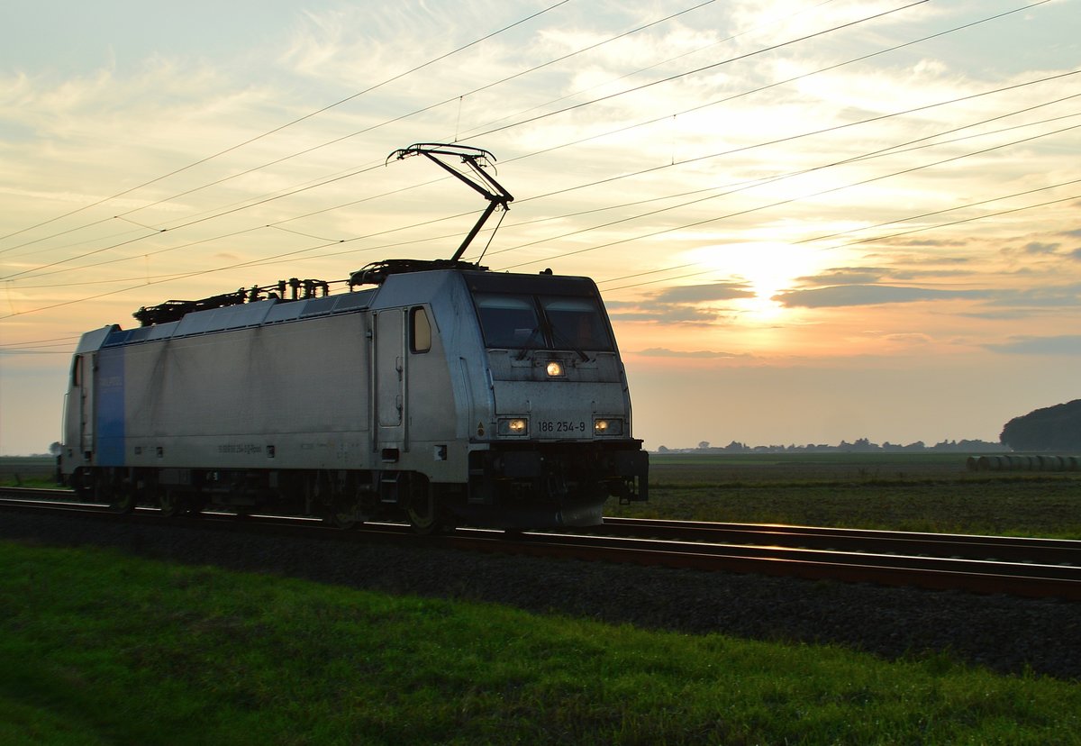 Bei Wickrathhahn kommt am heutigen Abend die Railpool 186 254-9 Lz gen Rheydt gefahren.