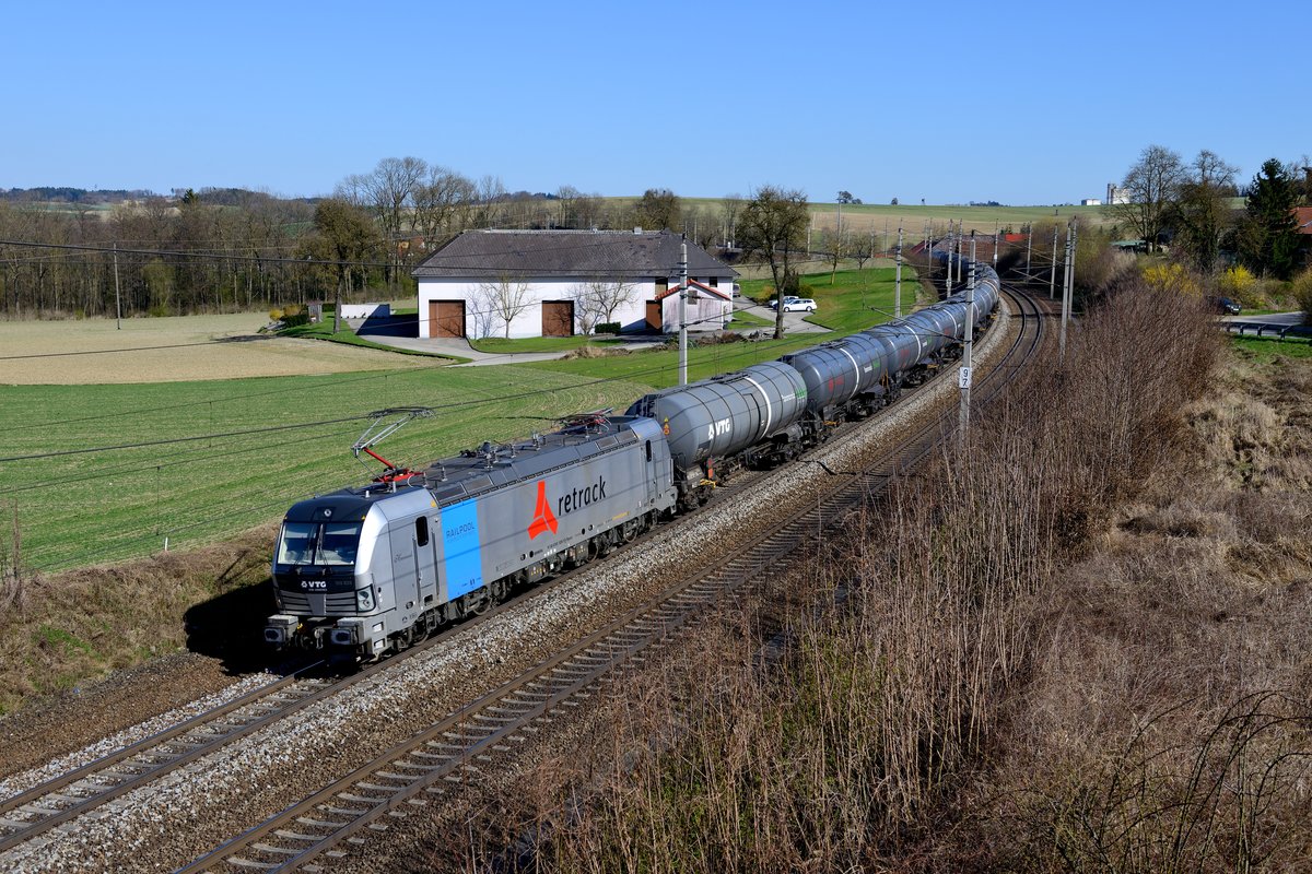 Bei Wieshof im Hausruckviertel konnte ich am Nachmittag des 26. März 2017 mit 193 828 einen weiteren Railpool Vectron mit einem Kesselwagenzug aufnehmen.