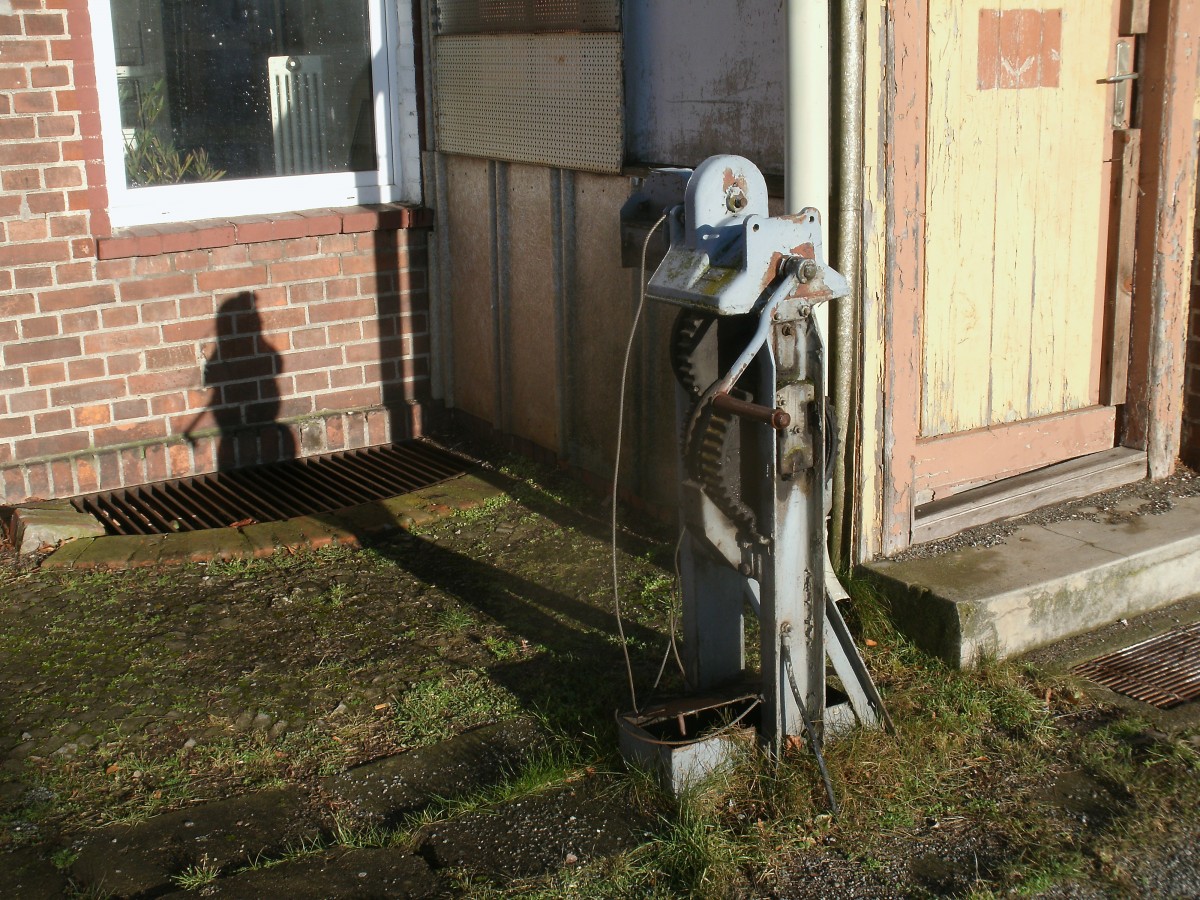 Bei Wind und Wetter,Tag und Nacht hieß es für mich vor die Tür zugehen um von hier aus die Ortsschranke von Teschenhagen hoch-oder runter zukurbeln.Aufgenommen am 09.Februar 2014 in Teschenhagen.