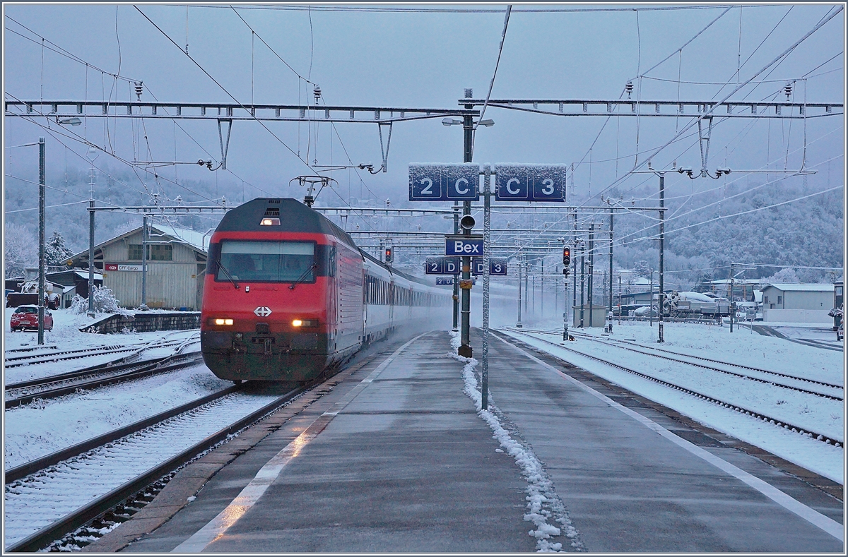 Bei winterlichen Verhältnissen erreicht ein IR 90 nach Genève Aéroport, viel Schnee aufwirbelnd, den Bahnhof von Bex. 

29. Jan. 2019