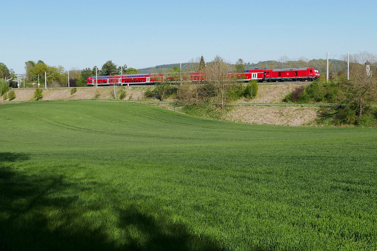 Bei Winterstettenstadt befindet sich am 22.04.2020 RE 4228 auf der Fahrt von Aulendorf nach Stuttgart.