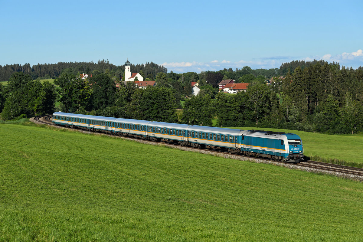 Bei Wohmbrechts im Westallgäu ergibt sich dieser schöne Blick auf die Ortschaft Maria Thann mit der Pfarr- und Wallfahrtskirche Maria Himmelfahrt. Am Abend des 30. Juni 2020 konnte ich hier den ALX 84114 fotografieren, der in wenigen Augenblicken seinen baustellenbedingten Endbahnhof Hergatz erreichen wird. Zuglok war die 223 069.