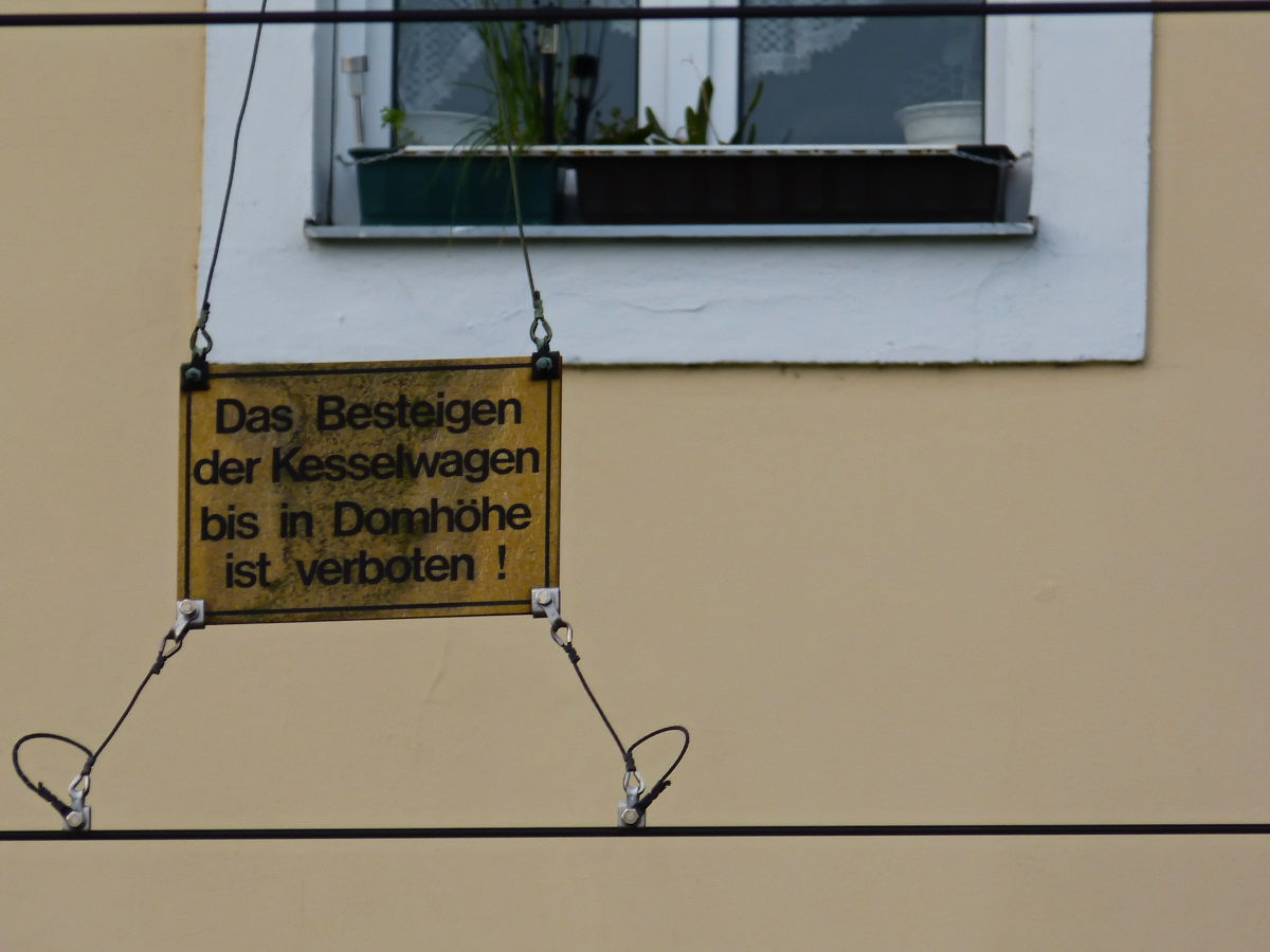 Bei einer Wohnung in Bahnhofsnähe, muß man auch in höheren Etagen mit klaren Verboten der Bahn rechnen. Gesehen in Plattling 05.05.2016