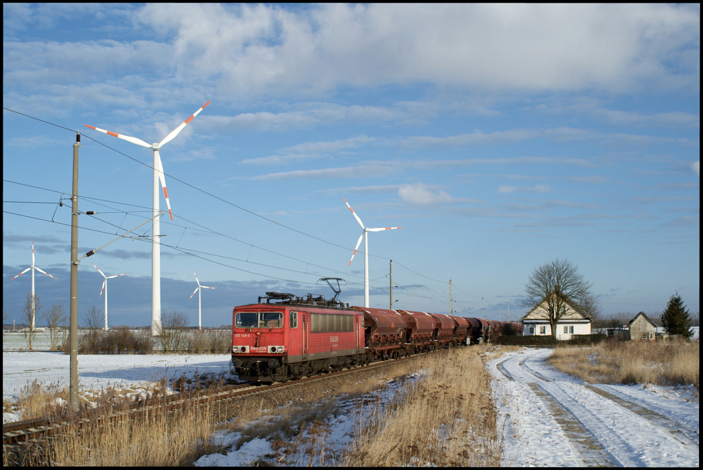 Bei wunderbarem Winterwetter passiert 155 148-0 mit einem Leerzug nach Poppendorf am 24.01.2013 den Windpark bei Trinwillershagen.