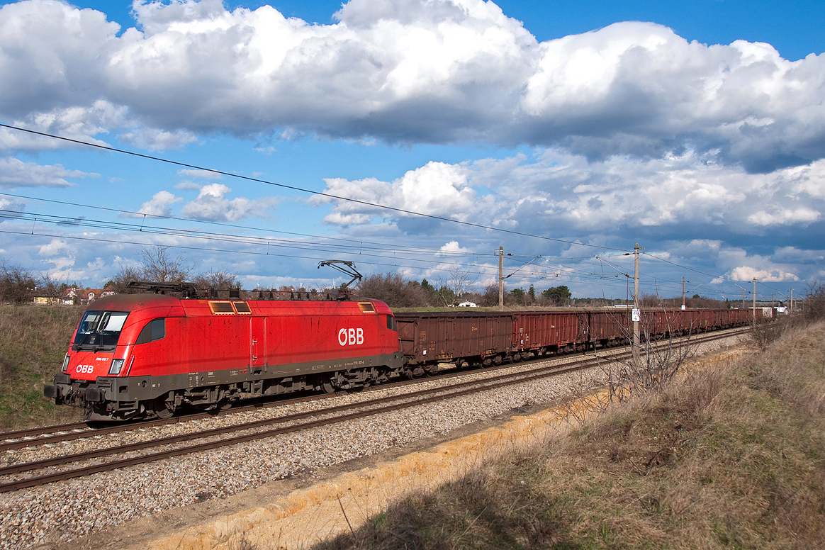 Bei ziemlich rasch wechselnde Bewölkung mit Sonnenschein entstand diese Aufahme zwischen Helmahof und Deutsch Wagram: 1116 007, unterwegs mit einem Güterzug in Richtung Wien, am Nachmittag des 24.02.2016.