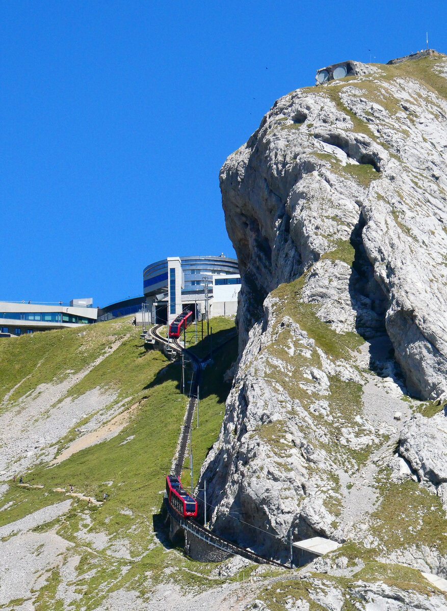 Beide Doppeltriebwagen in voller Fahrt unterhalb der Bergstation. Das Foto wurde vom gegen�berliegenden Hang aus gemacht. Pilatus Kulm, 19.8.2026