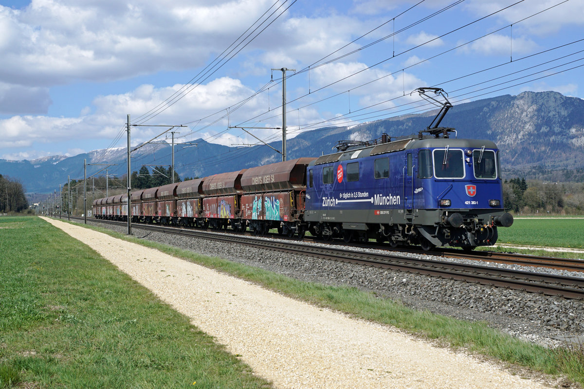 Beide noch im Einsatz stehenden Münchnerinnen waren am am 14. April 2021 mit interessanten Güterzügen bei Deitingen unterwegs.
Die Re 421 383-1 mit einem sehr seltenen Kohlezug von Vigier ab Reuchenette Péry.
Foto: Walter Ruetsch