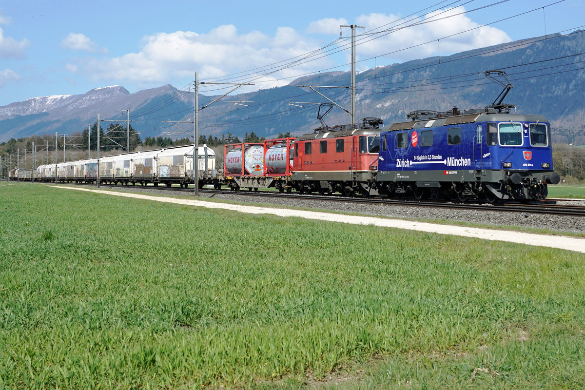 Beide noch im Einsatz stehenden Münchnerinnen waren am am 14. April 2021 mit interessanten Güterzügen bei Deitingen unterwegs.
Doppeltraktion mit der Re 421 371-6 vor nicht erkennbarer Re 420.
Foto: Walter Ruetsch