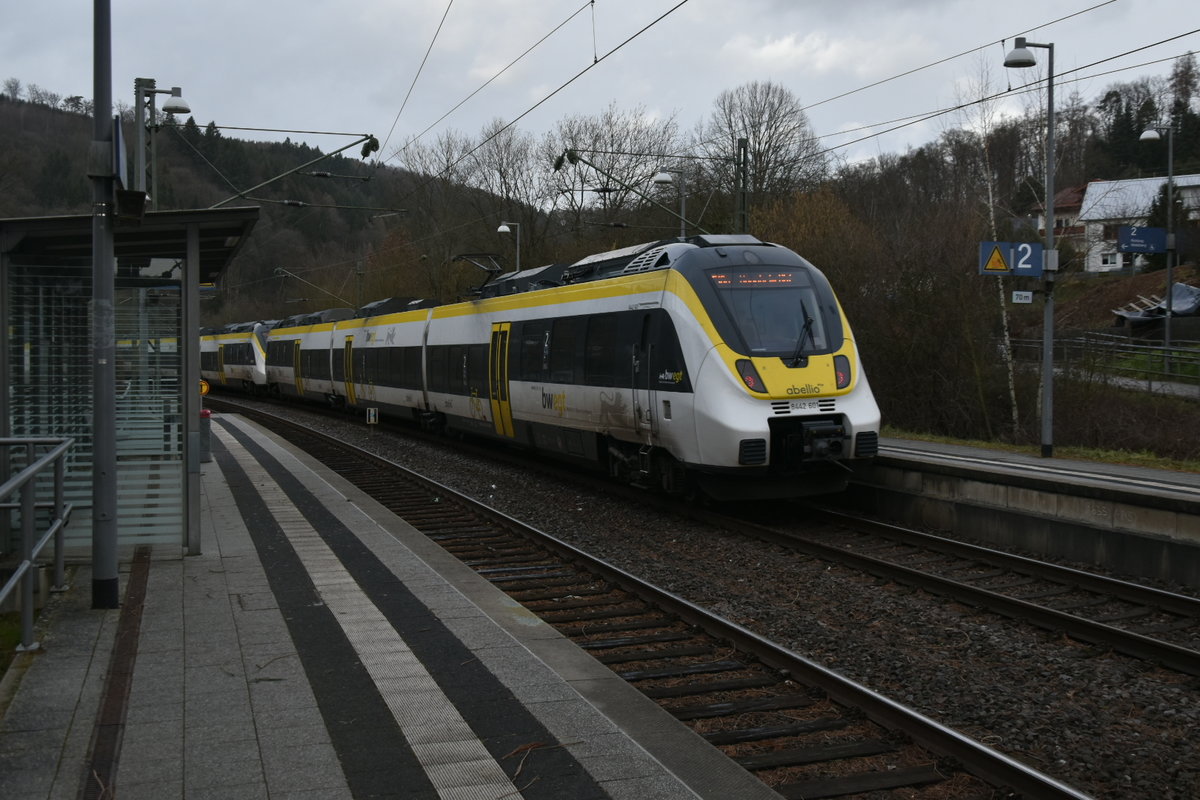 Beide Triebwagen nach Mannheim Hbf noch einmal im Nachschuß bei der Durchfahrt in Neckargerach am Montag den 10.2.2020