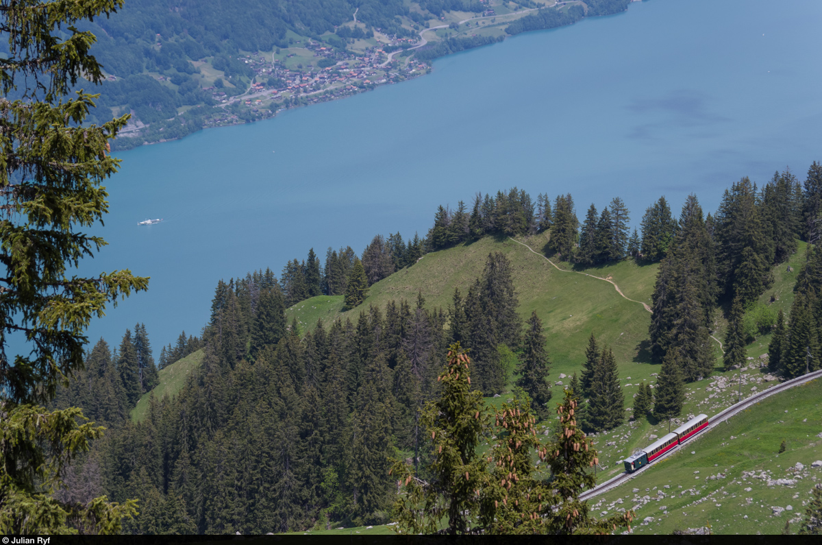 Beides historisch: Der Zug der Schynige Platte Bahn, der mit Lok 62 oberhalb von Breitlauenen bergwärts fährt, und das Dampfschiff Lötschberg, welches auf dem Brienzersee in Richtung Bönigen unterwegs ist.
Aufgenommen am 31. Mai 2015.