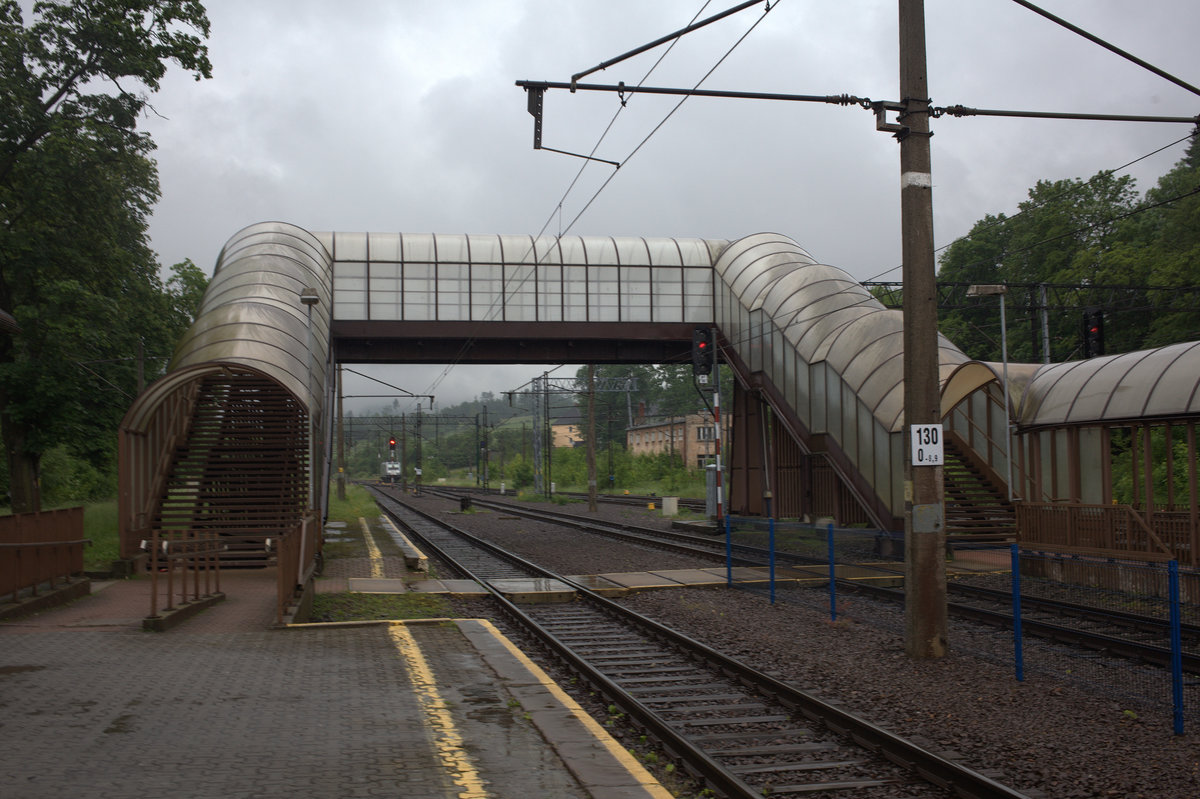 Beides, Überweg oder Fußgängerbrücke kann in Miedzylesie benutzt werden.10.06.2017 08:56 Uhr.