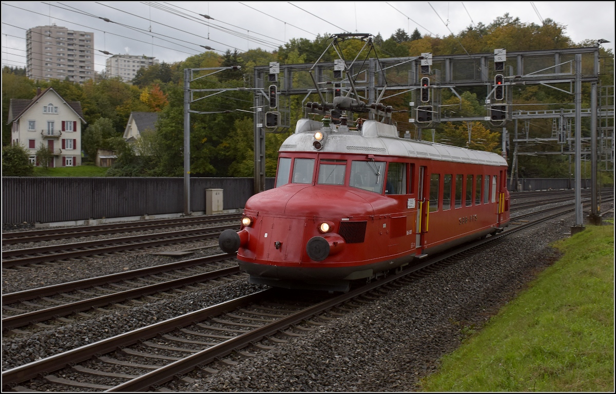 Beifang in Dullikon. Eigentlich habe ich auf die 01 202 vermutet, aber zu deren Fahrzeit kam der erst mal rote Pfeil. Den nimmt man auch noch gerne mit... Oktober 2020.