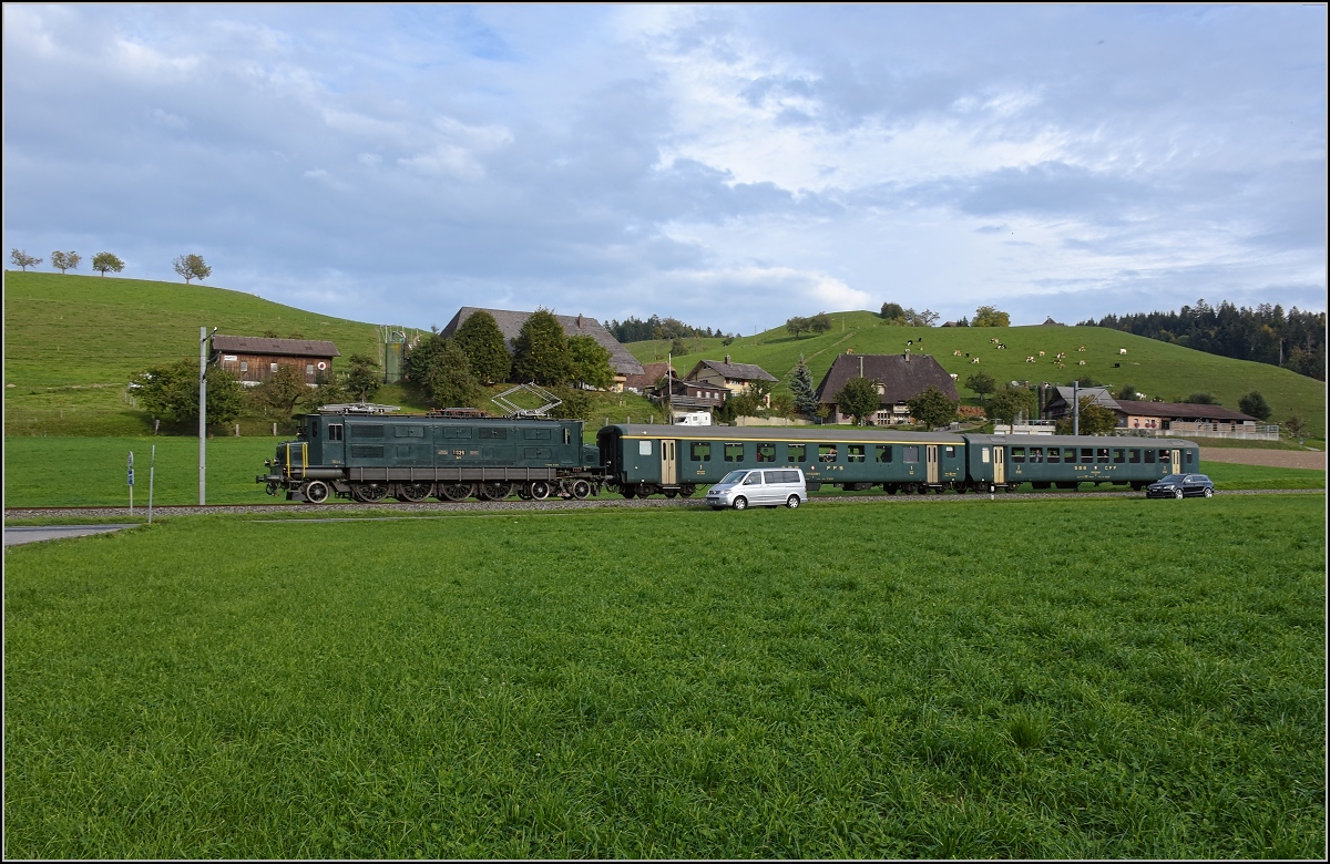 Beifang vom Huttwiler Dampffest, Ae 4/7 11026 zwischen Rohrbach und Huttwil, beinahe zugefahren vom normalen Strassenverkehr. Oktober 2018.