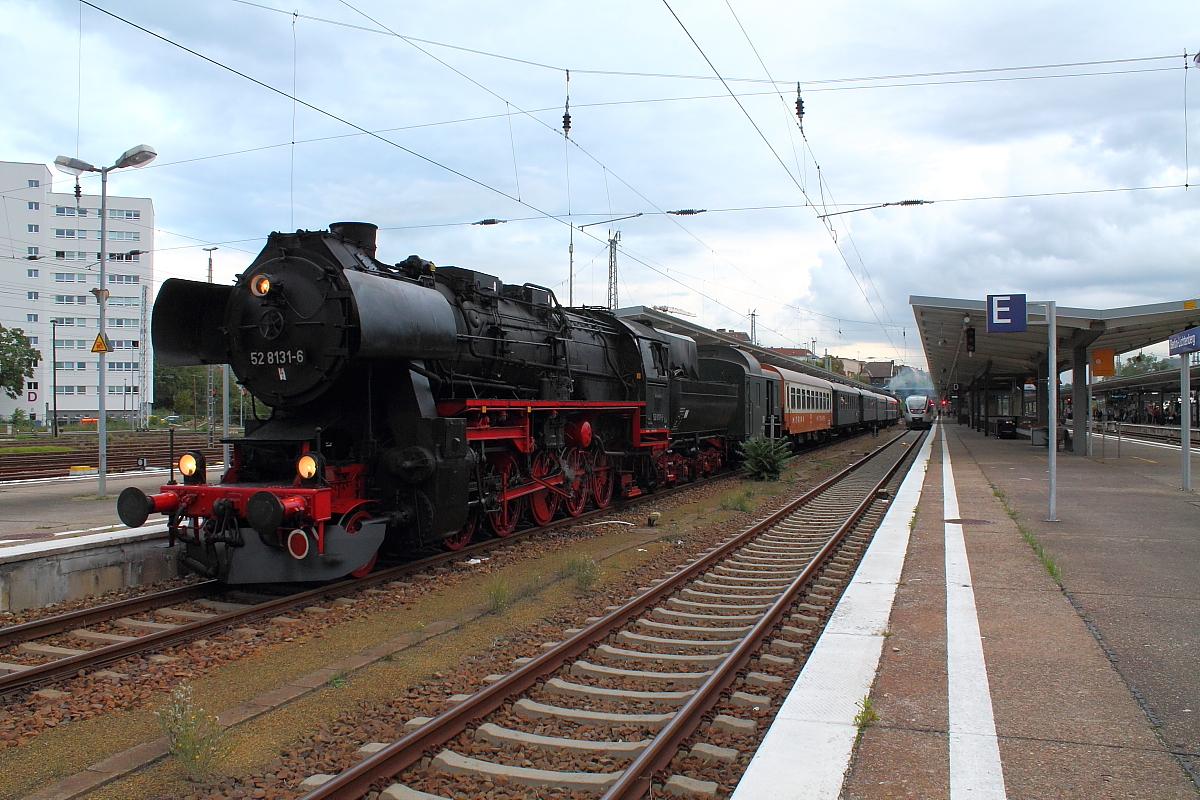 Beim 12. Eisenbahnfest in Berlin Schönweide am 19.09.2015 wurden Dampfsonderfahrten im Sandwich vom Festgelände nach Berlin-Lichtenberg angeboten.
Auf der letzten Fahrt des Tages zog die 52 8131-6 der WFL den Zug nach Berlin-Lichtenberg; am anderen Ende die 03 2155-4.
Die Zuglok wurde 1943 wurde bei Arnold Jung Lokomotivfabrik GmbH, Jungenthal, Kirchen a.d. Sieg unter der Fabriknummer 11229 gebaut.
