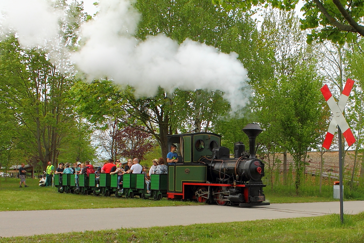 Beim 2. Märkischen Feldbahnfest im Ziegeleipark Mildenberg. am 14.05.2017 ist die Krauss 5745 des Feldbahnmuseums Nürnberg auf 500 mm unterwegs.