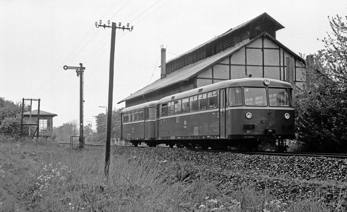 Beim 795 musste der Beiwagen am Endbahnhof immer vom Motorwagen umfahren werden. 795 634 drückt nach dem Rangiermanöver seinen Beiwagen wieder an den Bahnsteig zurück (Grävenwiesbach, 29.5.1980).