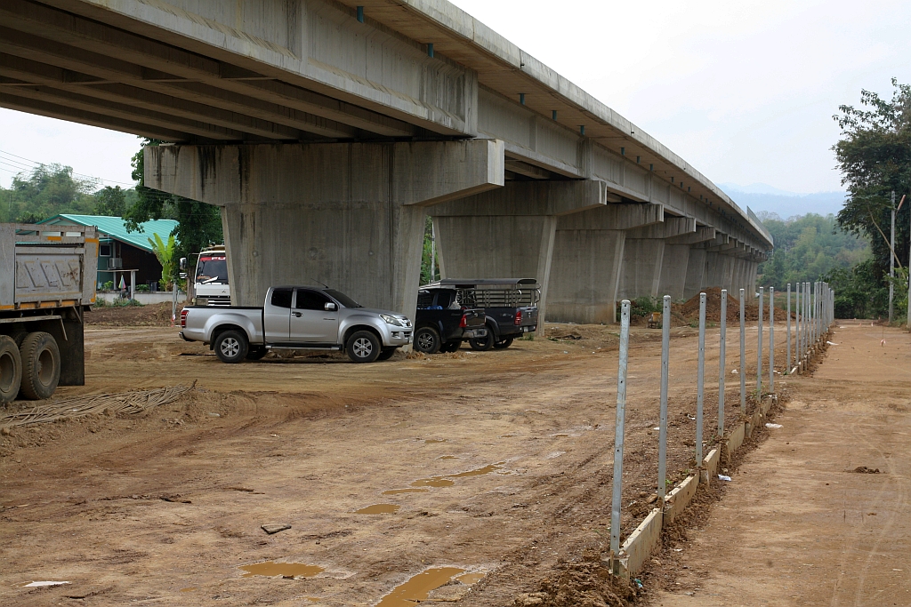 Beim aktuellen Modernisierungsprogramm der SRT werden die Neu- und Umbaustrecken auch eingezäunt. - Im Bild vom 25.Februar 2026 so ein entstehender Zaun bei der Brückenbaustelle über den Highway 4004 im Ortsgebiet von Den Chai an der 323 km lange zweigleisige Neubaumeterspur-Strecke von Den Chai nach Chiang Khong (17.993625, 100.036183).