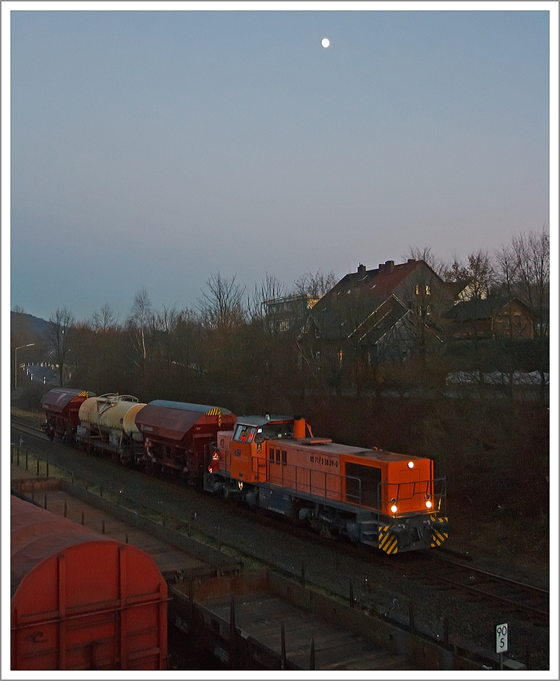 Beim allerletzten Licht....
Die Lok 42 (277 902-3) der KSW  (Kreisbahn Siegen-Wittgenstein) eine MaK 1700 BB kommt am 13.12.2013 (16:41 Uhr) aus Burbach-Würgendorf mit drei Güterwagen, über die KBS 462 (Hellertalbahn), in Herdorf an. 
Danach wird im Rangierbahnhof (Betriebseinrichtung Freien Grunder Eisenbahn) der KSW (links im Bild), der bereitstehende Güterzug noch angehangen und bringt den kompletten Zug dann nach Kreuztal.