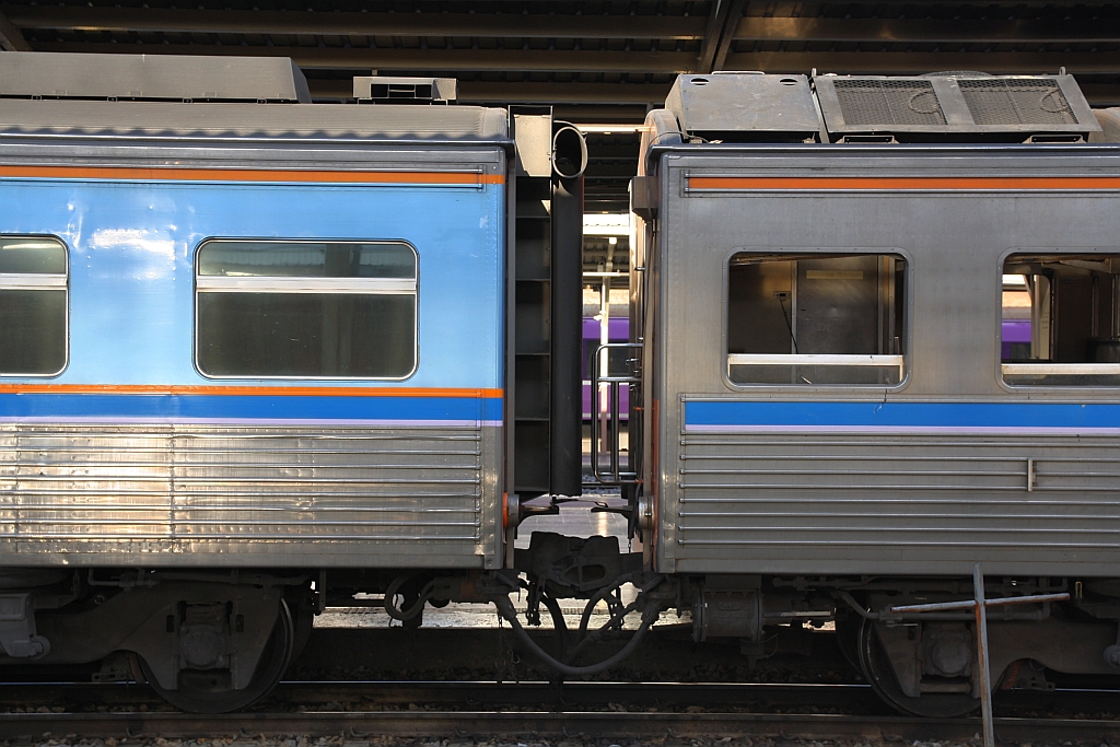 Beim ATC 2110 (1A'2', Tokyu Car Corp., Bauj. 1985), eingereiht im EXP 76 von Nong Khai am 22.Juni 2019 in der Hua Lamphong Station, wurden die Übergänge mit Gummiwulsten ausgerüstet während der THN 1101 noch im Originalzustand ist.