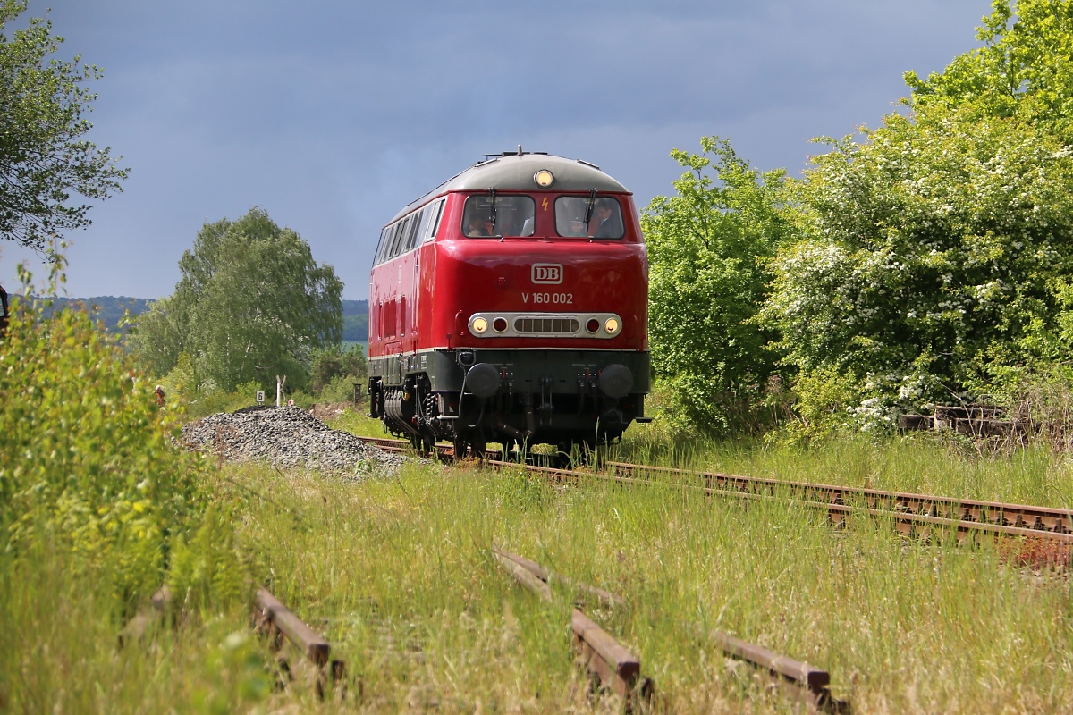 Beim Aufenthalt in Klein Mahner konnte die V160 002 auch wieder schön ohne Zug abgelichtet werden. Aufgenommen am 15.05.2016.