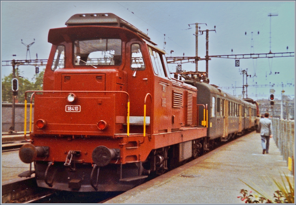 Beim Ausfall der Gleichstrompendelzüge standen Laufe der Jahre verschieden Triebfahrzeuge von SNCF und SBB im Einsatz. Neuerdings wurde sogar ein Personenwagen mit einem Pantographen ausgerüstet um bei der Traktion durch eine Diesellok (ohne Heizleitung) den Strom aus der Heizleitung beziehen zu könne. 
Der Regionalzug 4019 nach La Plaine mit der Bm 4/4 18410 als Schublok und einer weiteren an der Spitze der Zuge wartet in Genève auf die Abfahrt.

17. Juni 1983 