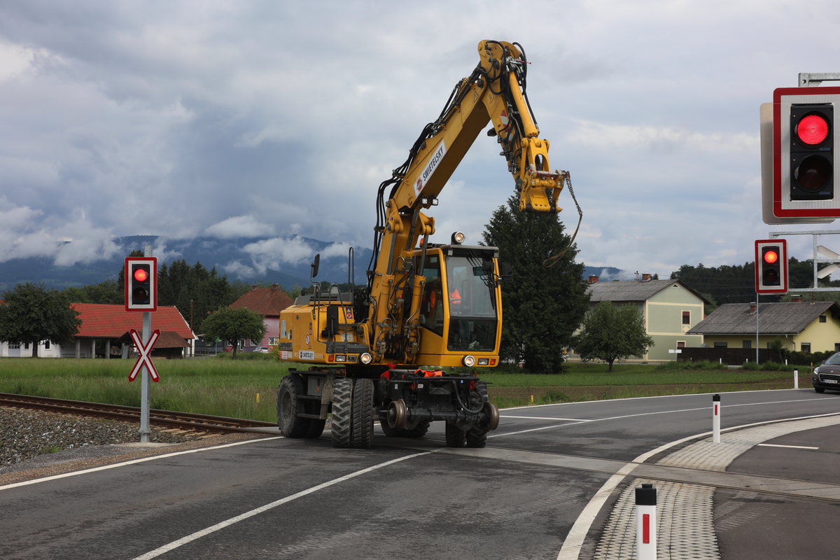 Beim  Ausgleisen  erwischt habe ich diesen 2-Wege Bagger in Lebing am 16.05.2018
 