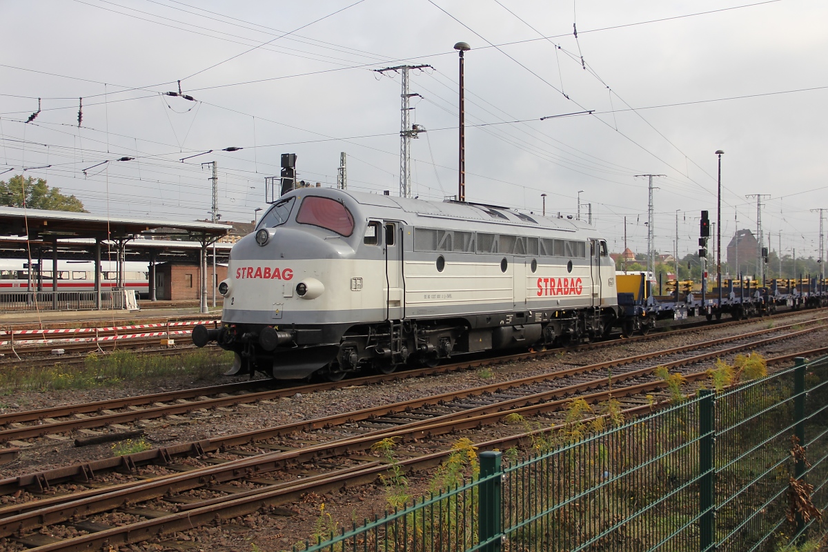 Beim Besuch in Stendal, zum Tag der offenen Tür des dortigen Bahnbetriebswerks am 21.09.2013, gab es im Bahnhof schon allerlei zu bestaunen, u.a. auch die STRABAG 227 007-2 die dort mit leeren Schienenwagen abgestellt war.