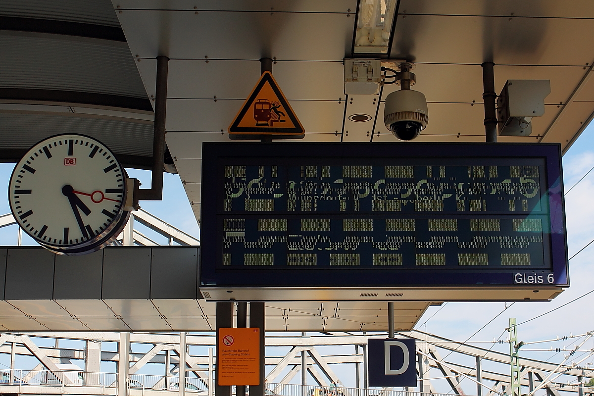 Beim Blick auf den Zugzielanzeiger am Gleis 6 am 20.08.2015 in Berlin Gesundbrunnen erinnere ich mich an den Song von Christian Anders:
„Es fährt ein Zug nach nirgendwo…“
