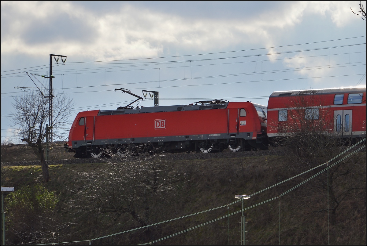 Beim Bw Rosenstein kann man ausschnittweise sogar die Baustelle S21 verschwinden lassen... 146 224-1 schiebt einen RE Richtung Zuffenhausen. Februar 2106.