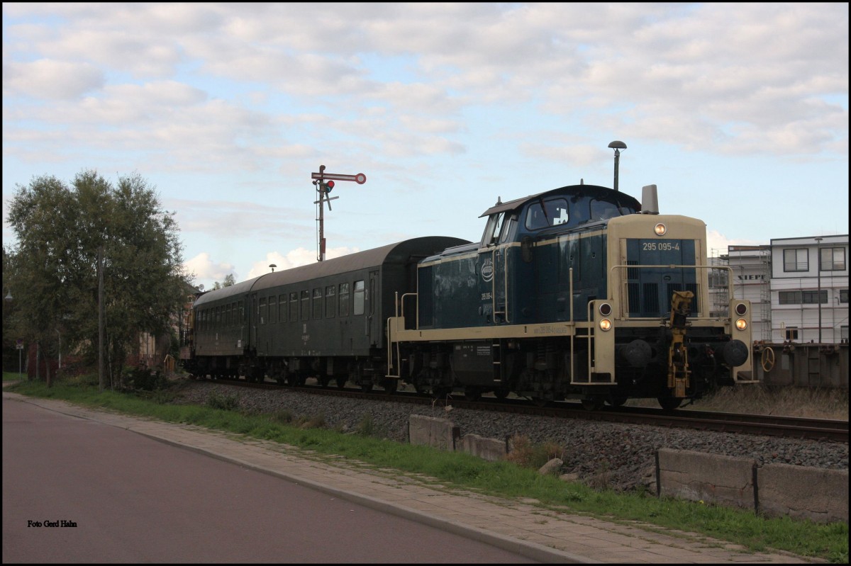 Beim BW Traditionsfest in Staßfurt fuhr am 26.09.2015 u. a.die ehemalige DB Lok 295095 der AVG einen Personenzug Pendel zwischen Bahnbetriebswerk und Bahnhof Staßfurt.