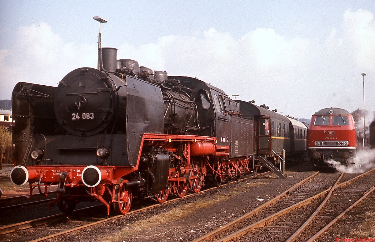 Beim Dampflok-Abschied in Stolberg im April 1976 war u. a. 24 083 des Eisenbahn-Kurier ausgestellt, daneben 215 046-4. Die 24 083 war kurz zuvor von der PKP gekauft worden.