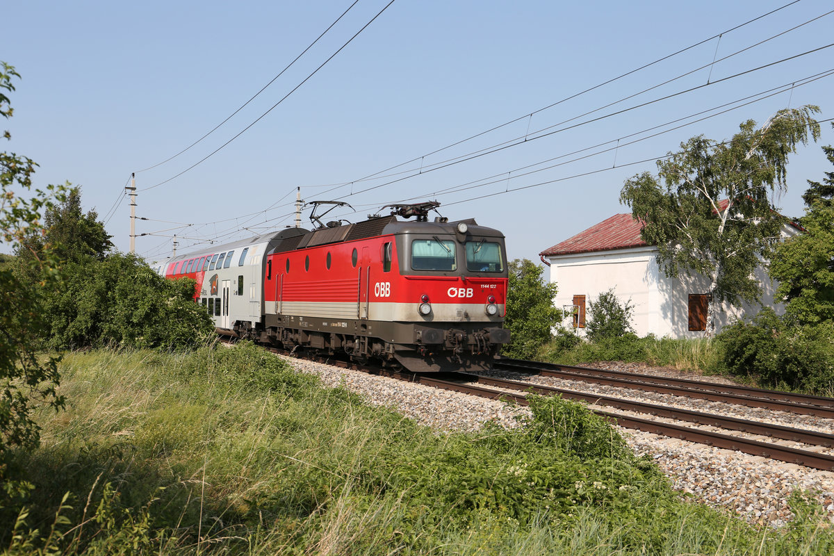 Beim ehemaligen Bahnwärterhaus beim Busserltunnel in Pfaffstätten fährt 1144.122 mit ihren Reg. nach Payerbach/R. 24.6.17