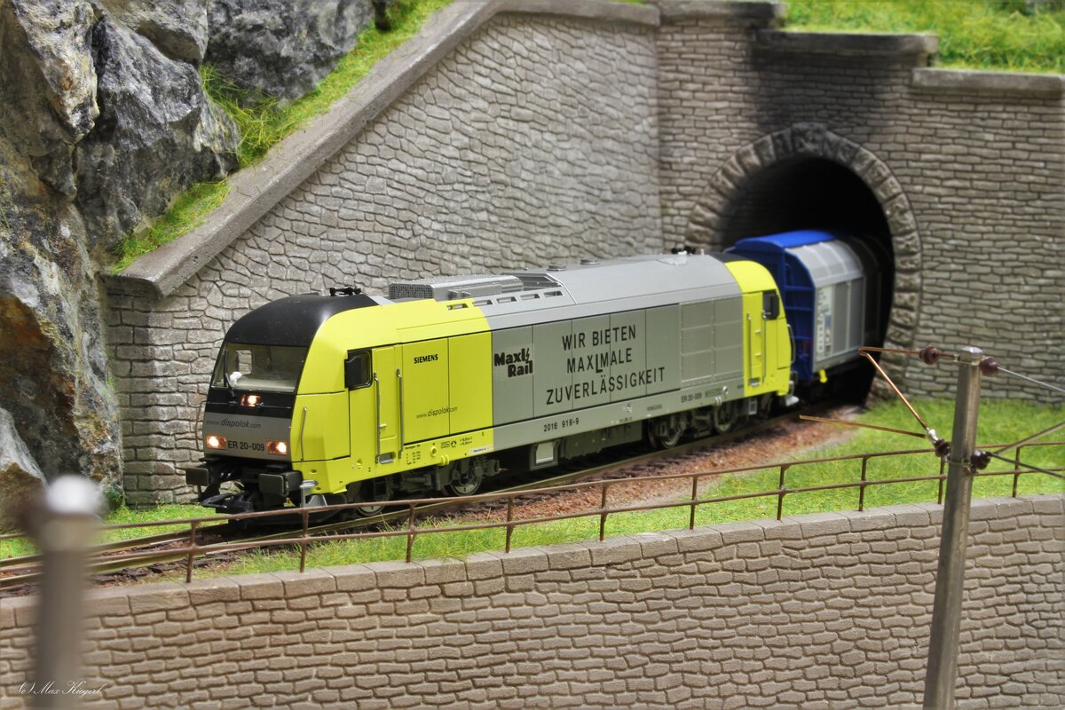 Beim Einfahrsignal des Bahnhofs Steinbach steht die  MaxlRail  2016 919 mit dem SVG91722 von Niedergams-Furth kommend und wartet hier auf die Weiterfahrt.